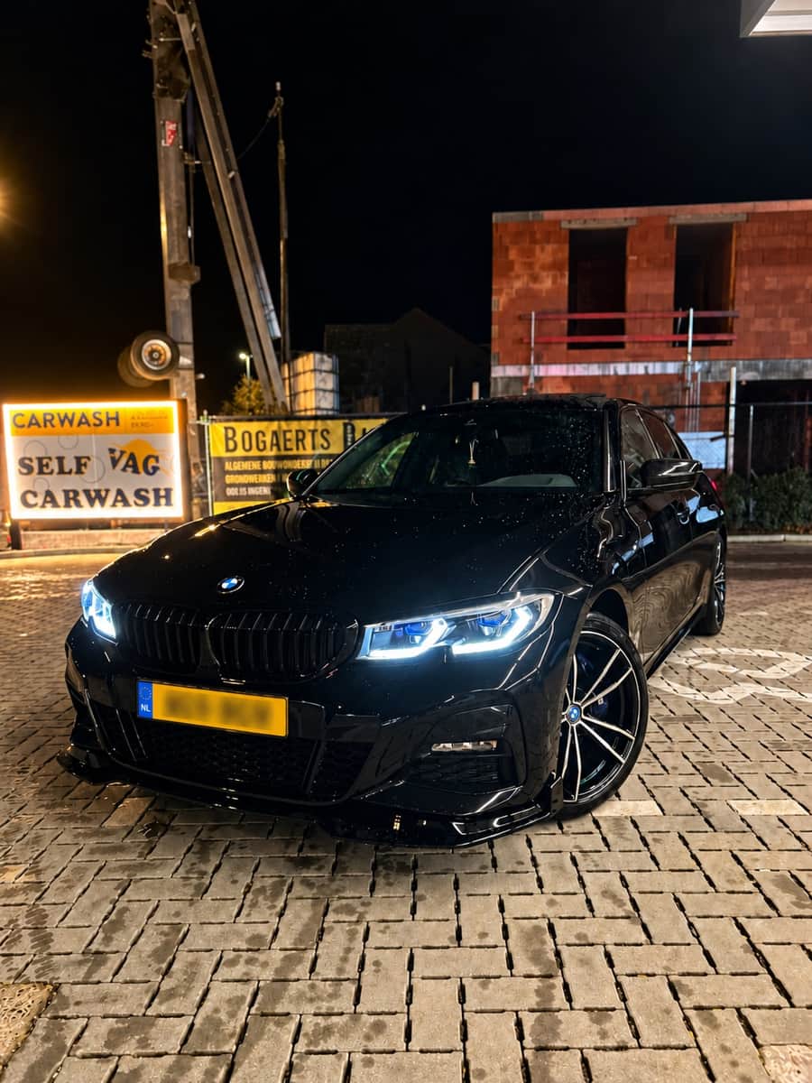 Zwarte BMW 330e bij aflevering